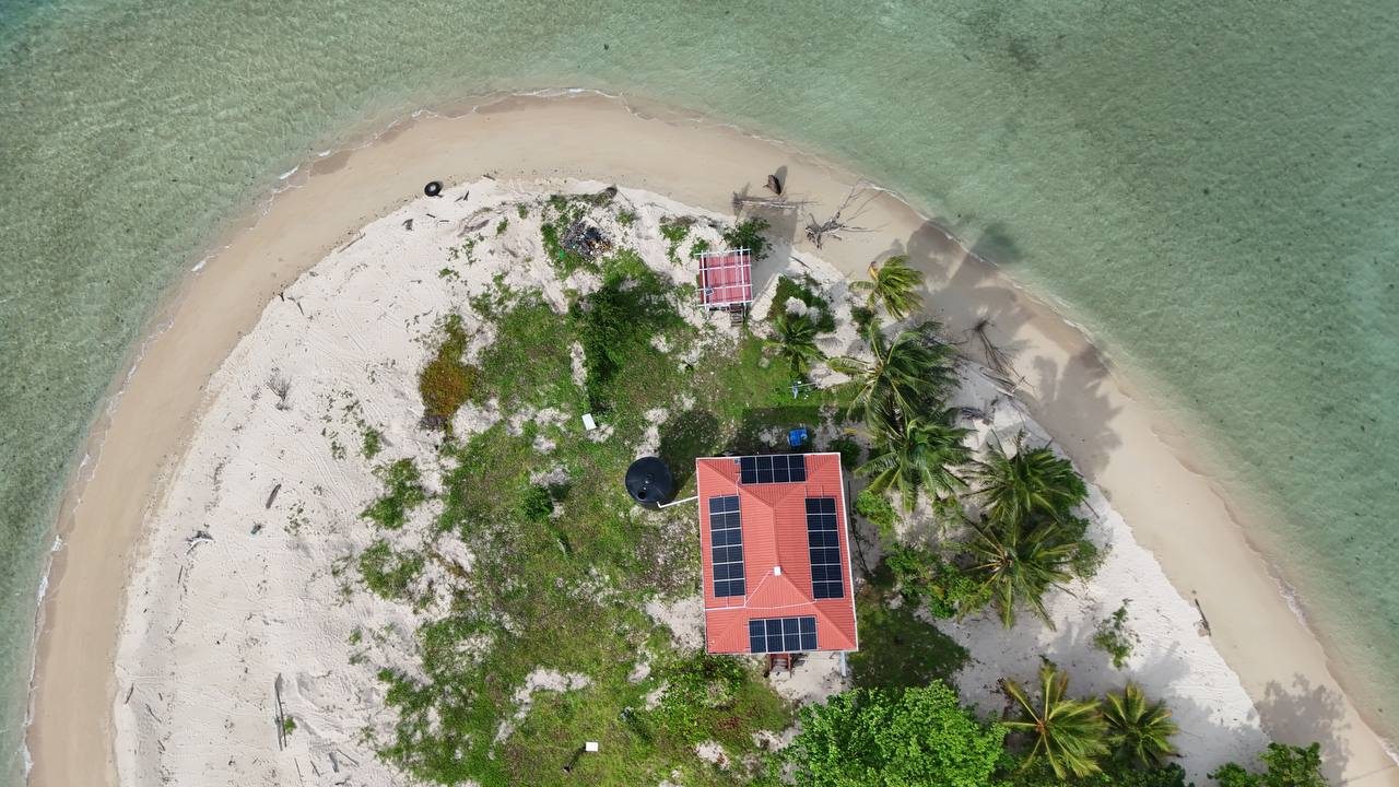 Aerial view of Pulau Penyu off-grid project setting